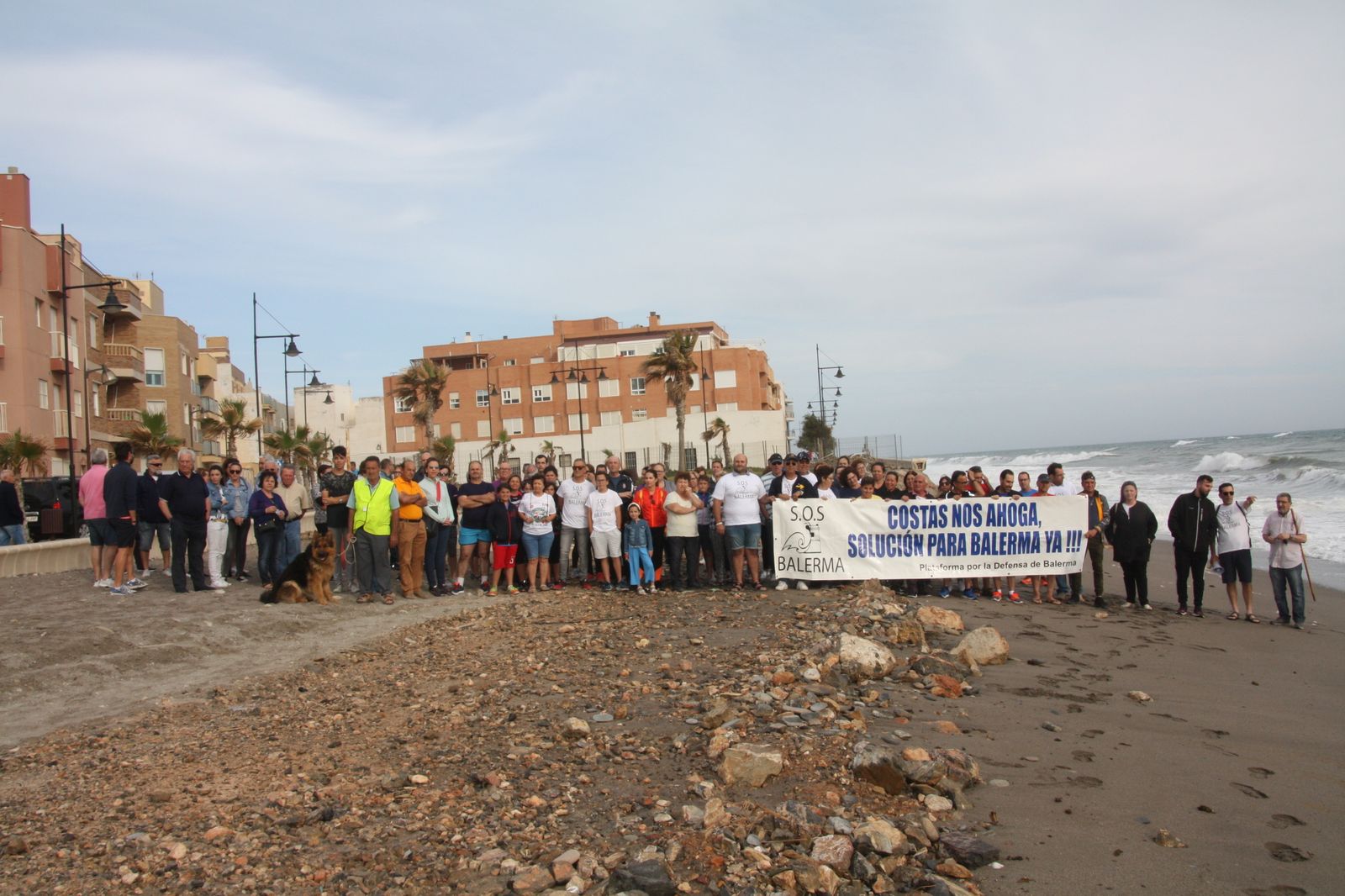Concentración de vecinos de Balerma antes del inicio de la marcha.