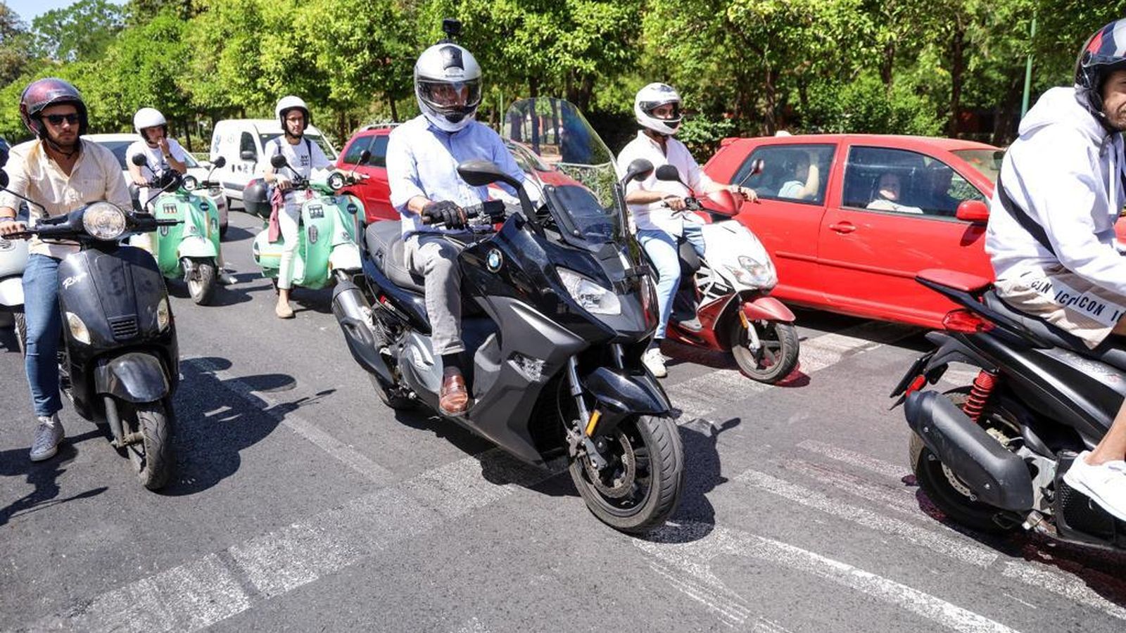 El candidato del PP circula con su motocicleta por la ciudad.