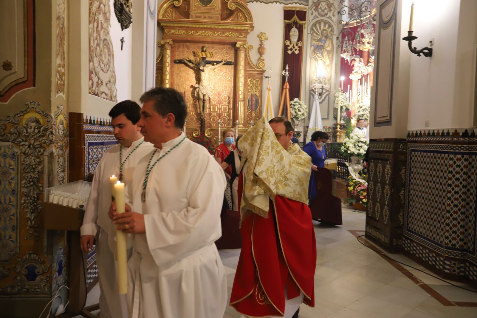 Imágenes de la misa de Pentecostés atípica y a puerta cerrada por el coronavirus, en la parroquia de la Asunción de Almonte