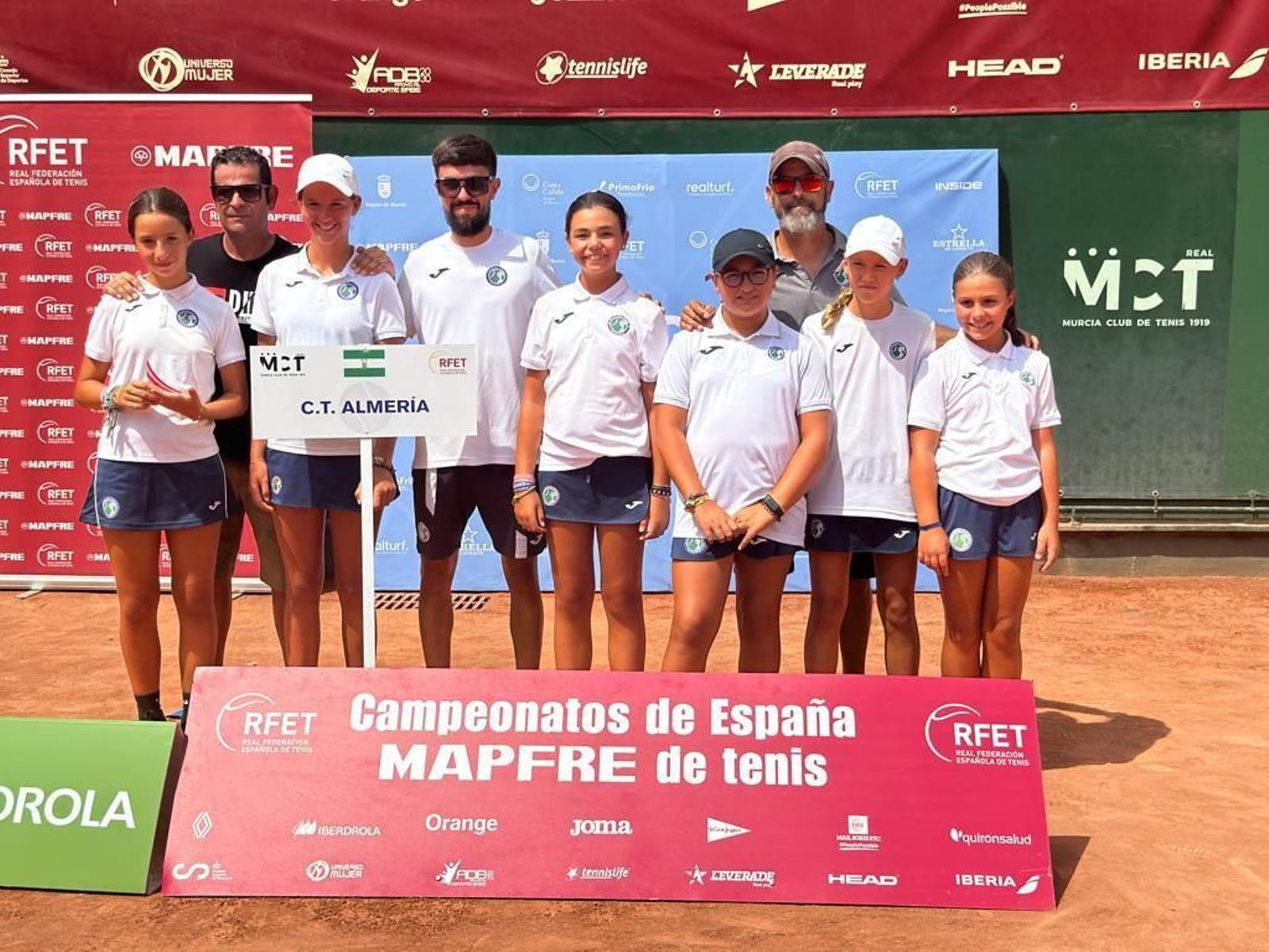 Los componentes del Club de Tenis Almería posan durante el Campeonato de España alevín. Los componentes del Club de Tenis Almería posan durante el Campeonato de España alevín.