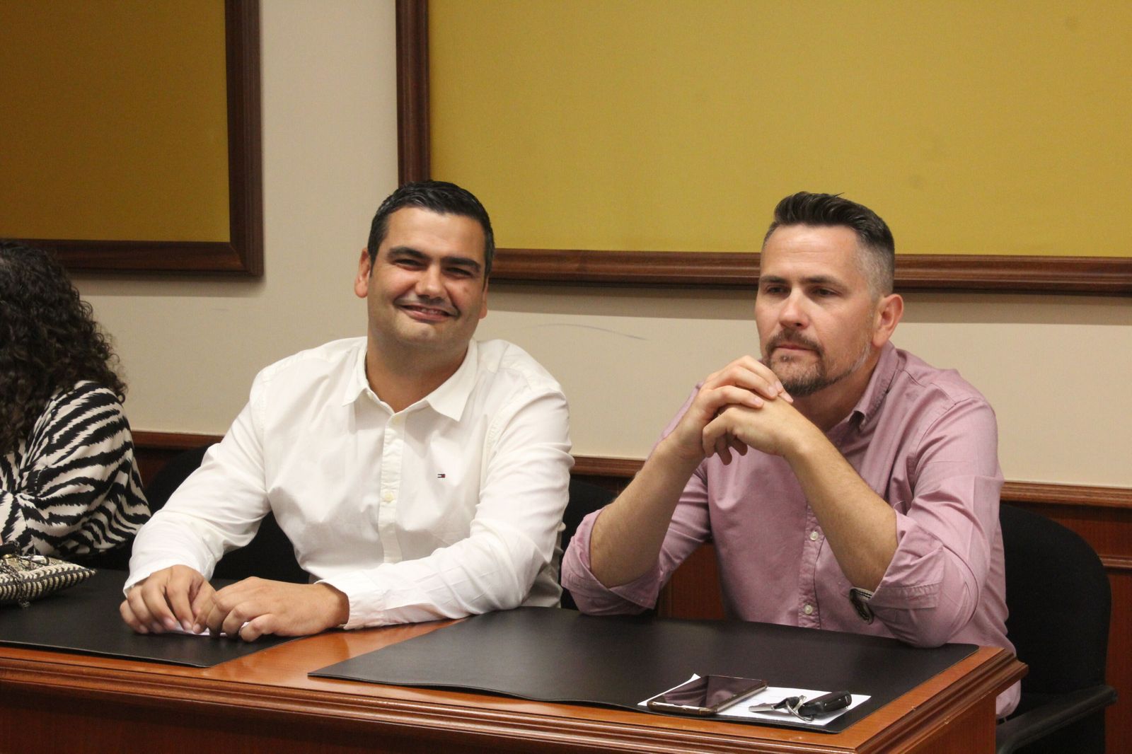 Martín Morales, de blanco, junto a David Ruiz, en el pleno de la moción de censura.