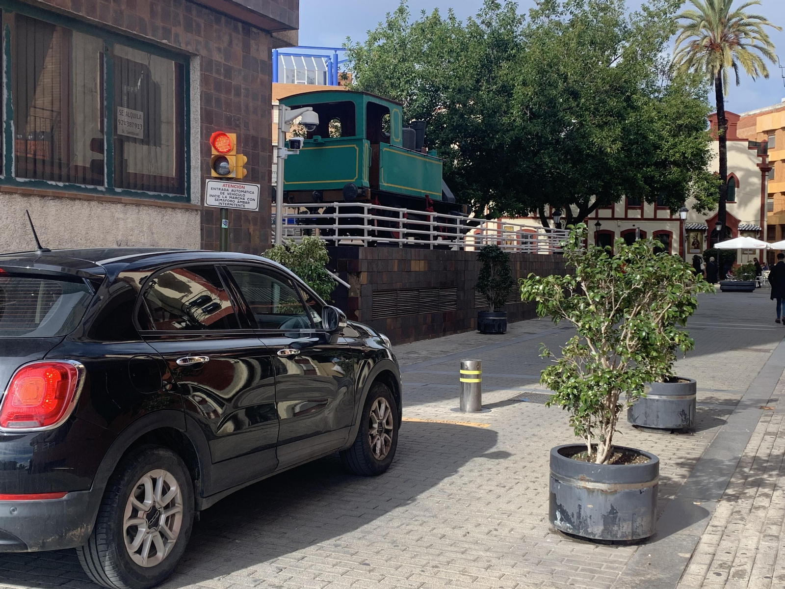 Vehículo parado ante un bolardo en el acceso a la zona peatonal por la Plaza Niña. Vehículo parado ante un bolardo en el acceso a la zona peatonal por la Plaza Niña.