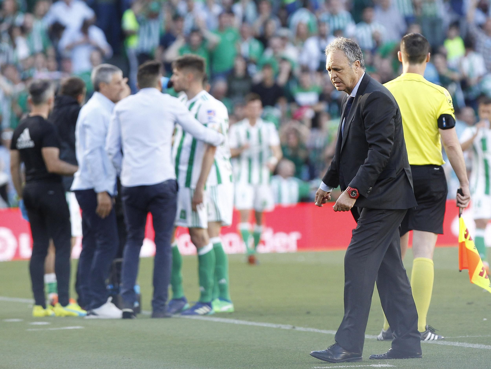 Caparrós realiza un gesto durante el partido en el Benito Villamarín.