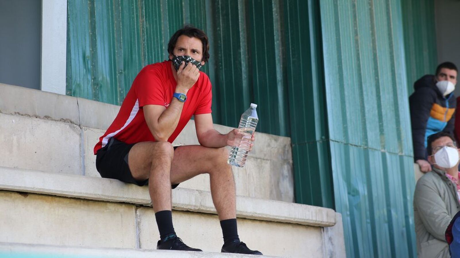 Keko Rosano, ténico de Los Barrios, en la grada en el partido ante el Cabecense.