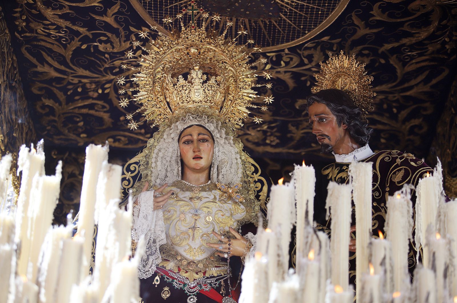 La Hermandad El Nazareno en la madrugá de la Semana Santa de Huelva 2023, en imágenes