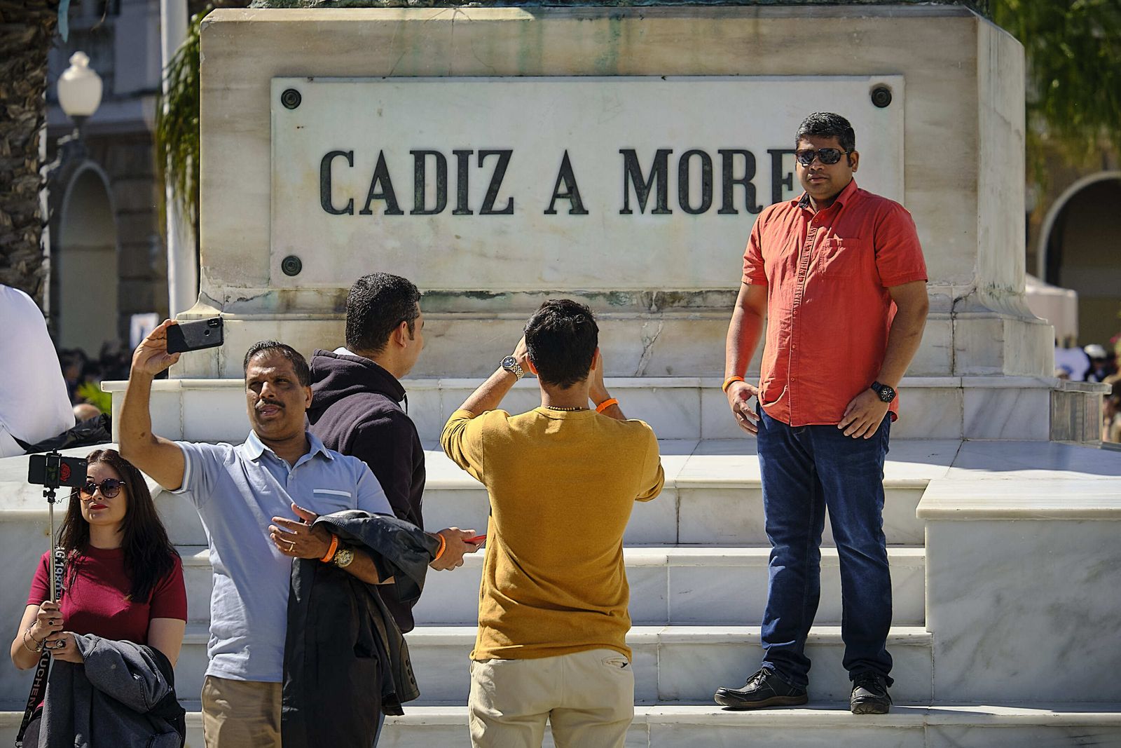 Trabajadores y tripulantes de un crucero reformado en Astilleros se fotografían ante la estatua de Moret.