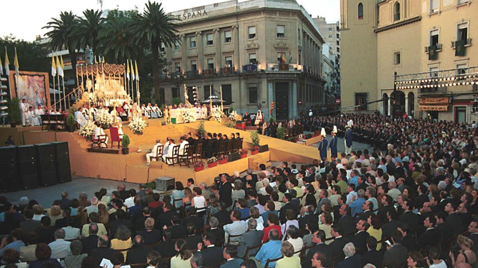 Coronación de la Virgen de la Esperanza en la plaza de las Monjas.