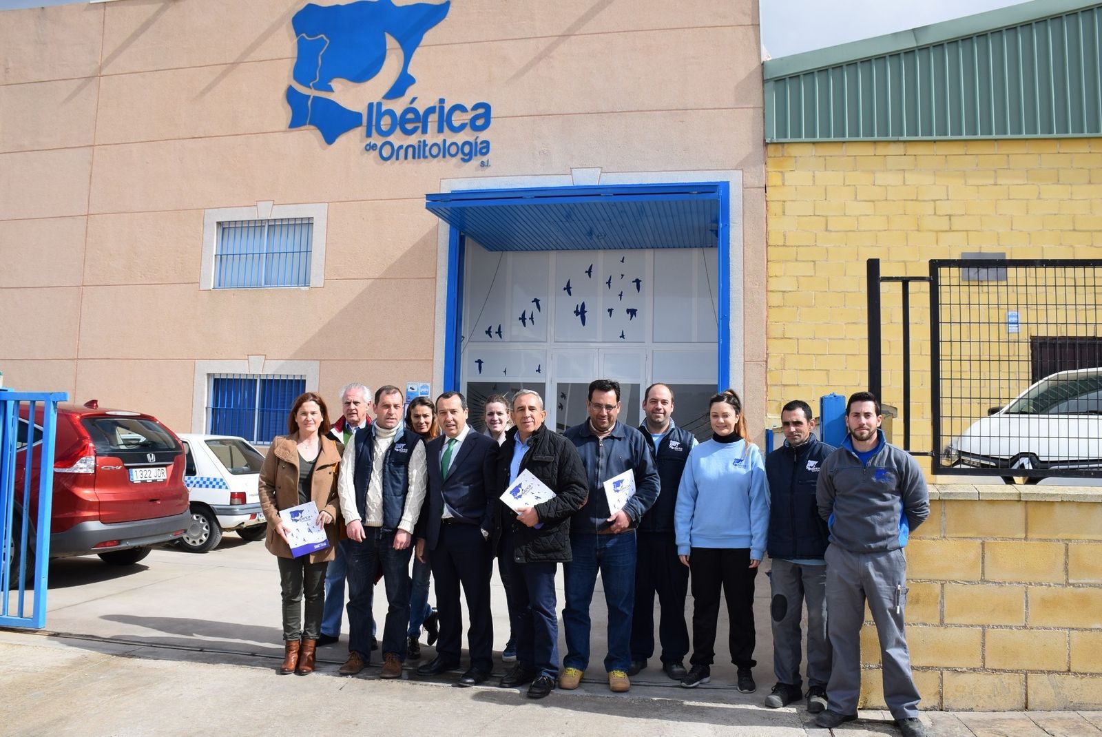 Responsables de la Junta de Andalucía, Ayuntamiento y GDR durante la visia a Ibérica de Ornitología