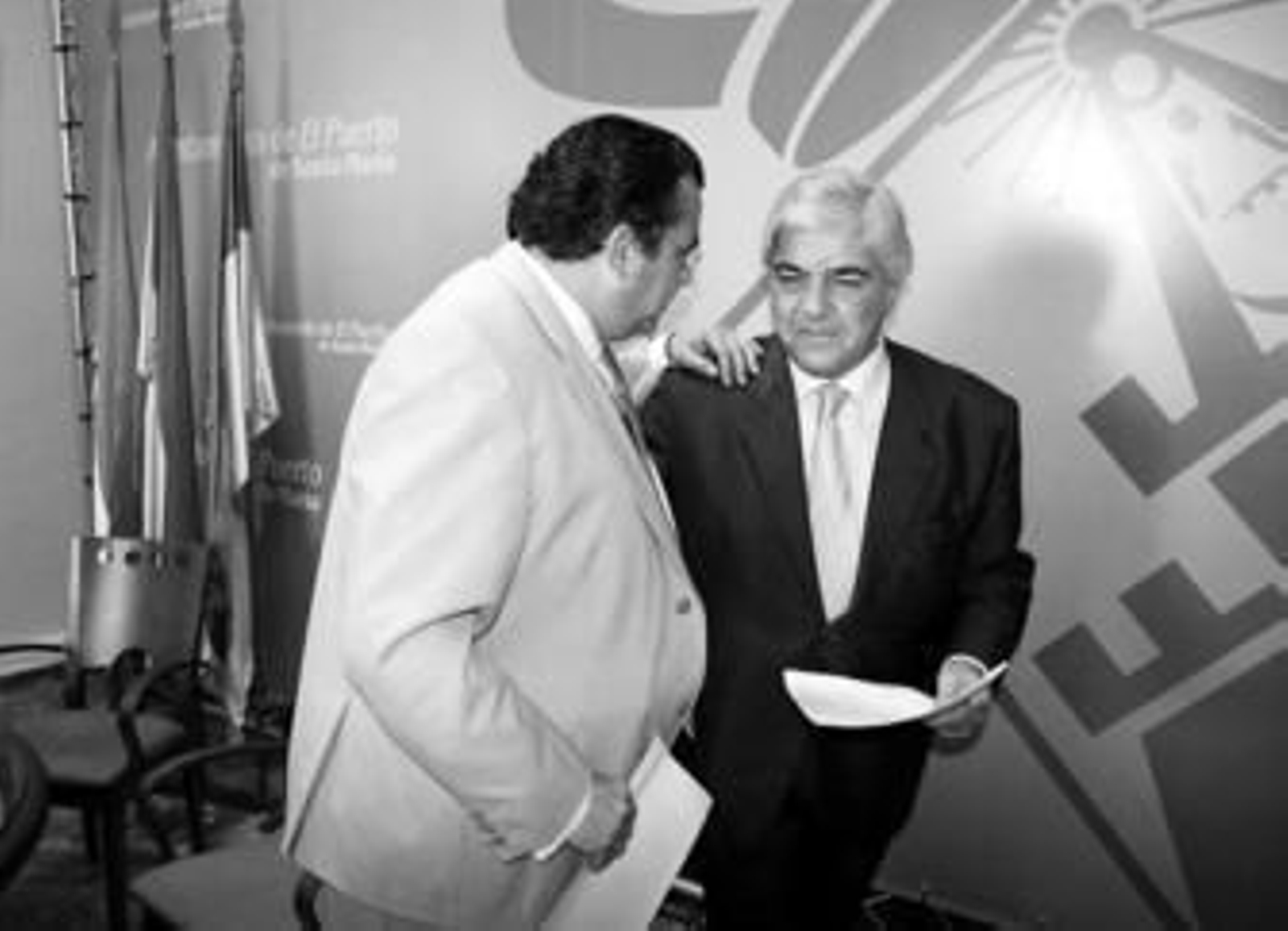 El alcalde, Enrique Moresco, pasa la mano por el hombro de Ignacio Colón ayer tras hacerse pública la renuncia del concejal.