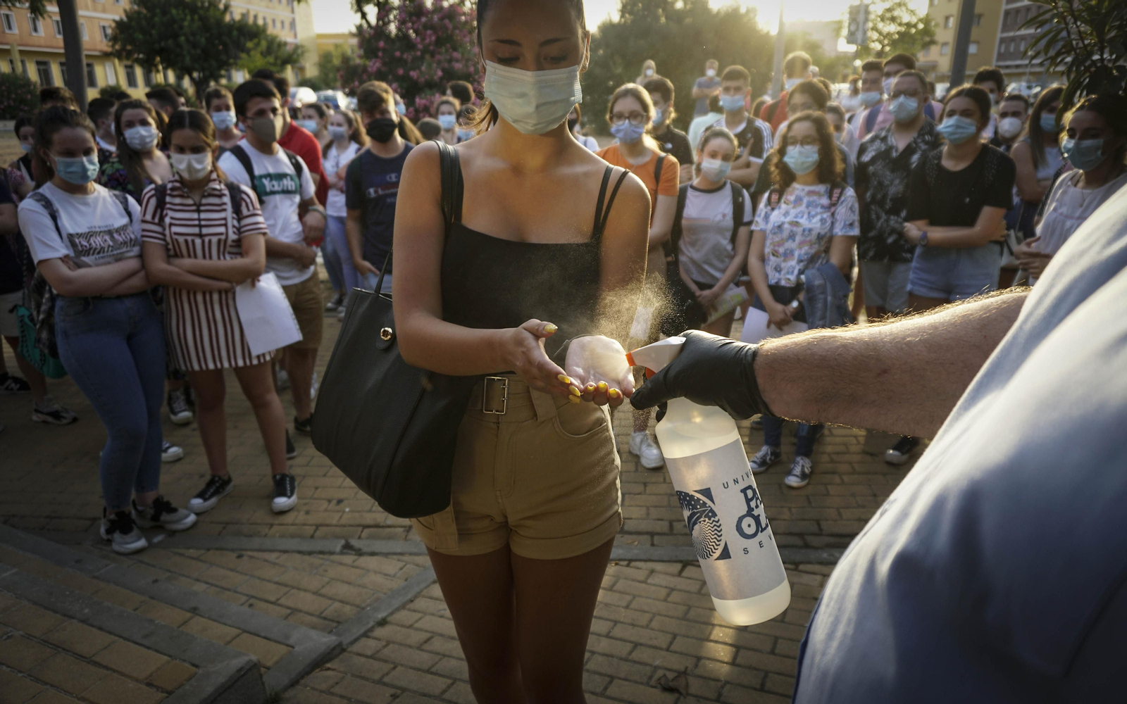 Estudiantes se lavan las manos con hidroalcohol en los exámenes de Selectividad de julio.