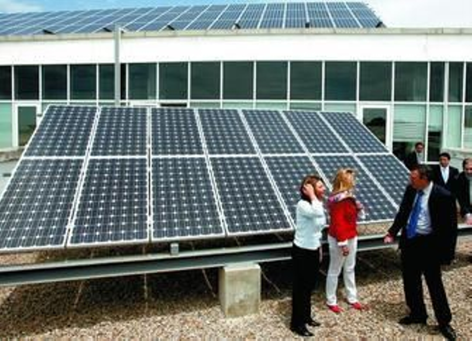 El rector visita la planta fotovoltaica en compañía de la delegada provincial de Innovación y la directora de IGFoton Ingenieros.