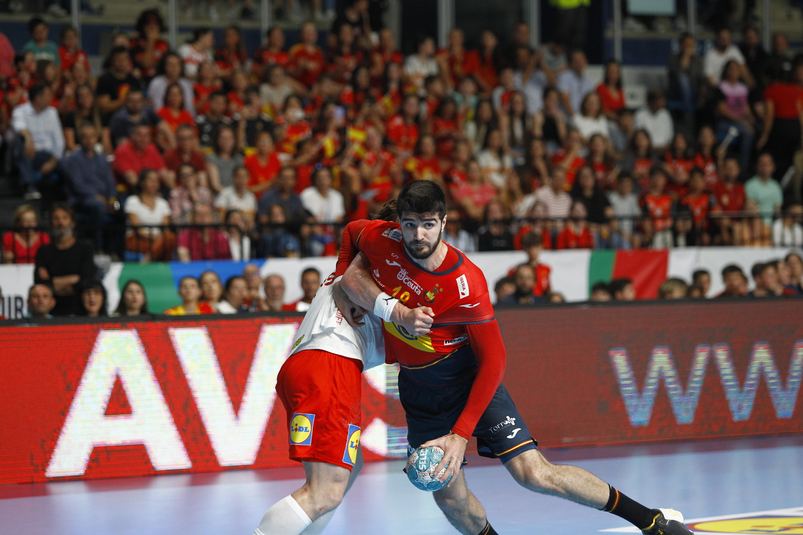 Imágenes del España-Dinamarca de la EHF Euro Cup de balonmano, en Almería