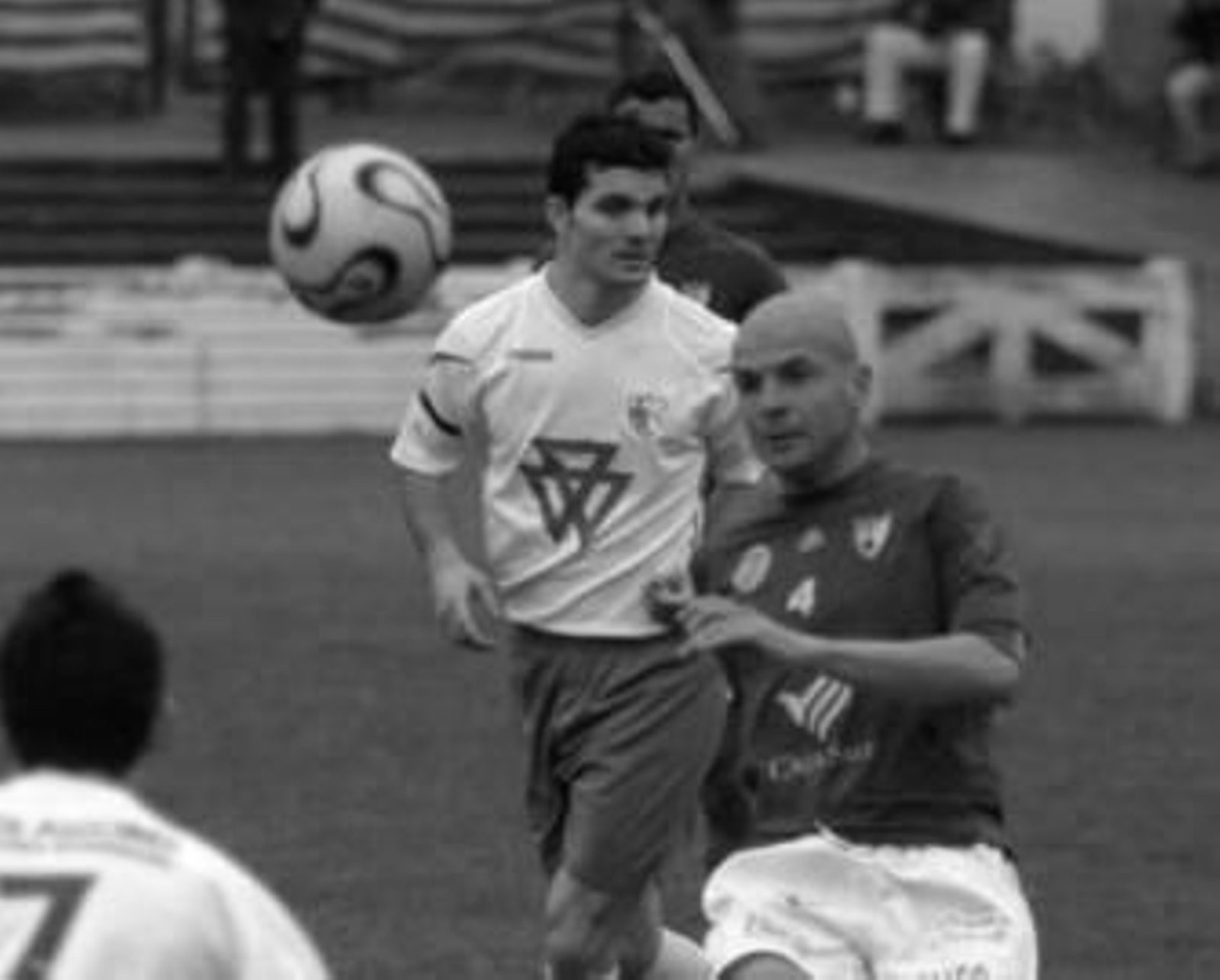 Juanlu, en primer término, y Armada, durante el partido de ayer.