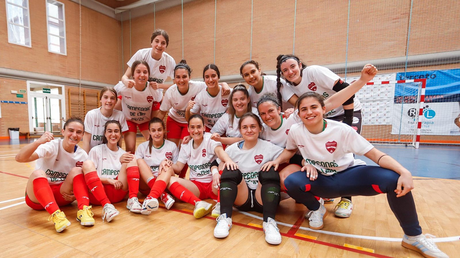 Las campeonas celebran el ascenso, conseguido con pleno de victorias