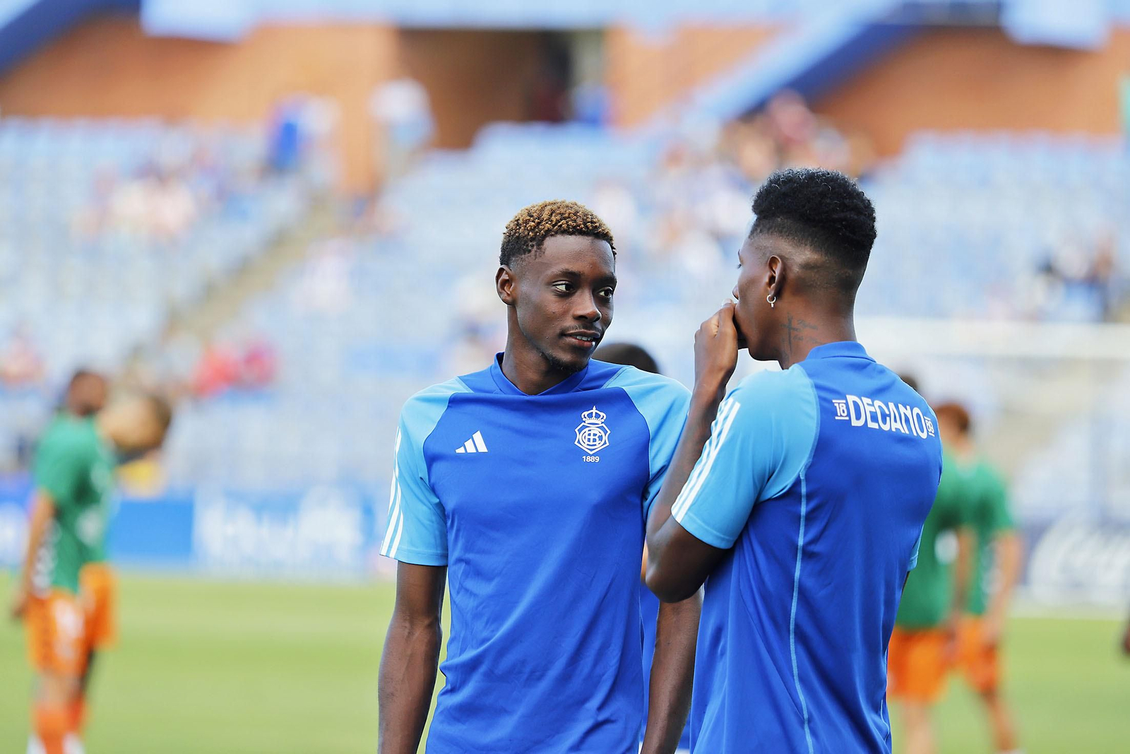 Imágenes del ambiente en el Recreativo de Huelva y Antequera CF