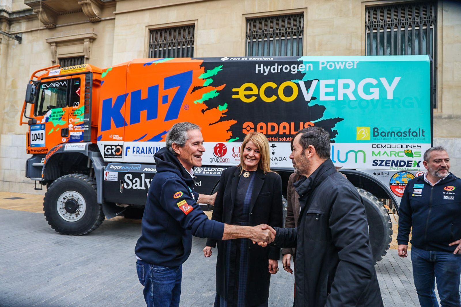 Fotografías de la llegada del vehículo ganador del último Rally Dakar en la categoría Mission 1000, enmarcado en la Jornada 'Huelva presente y futuro en movilidad sostenible y desarrollo territorial'