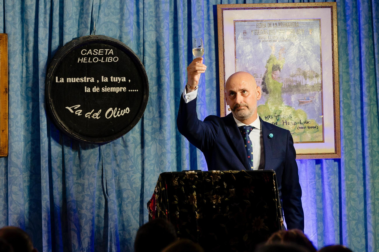 El pregonero, brindando al cielo con su copa de Fino. El pregonero, brindando al cielo con su copa de Fino.