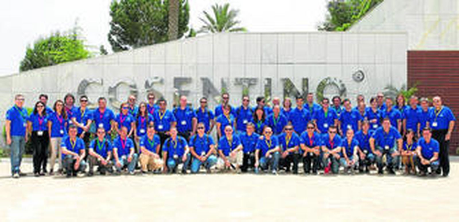 Foto de 'familia' de los participantes en la XI Convención de Distribuidores de Latinoamérica, en las instalaciones de la sede de Grupo Cosentino.