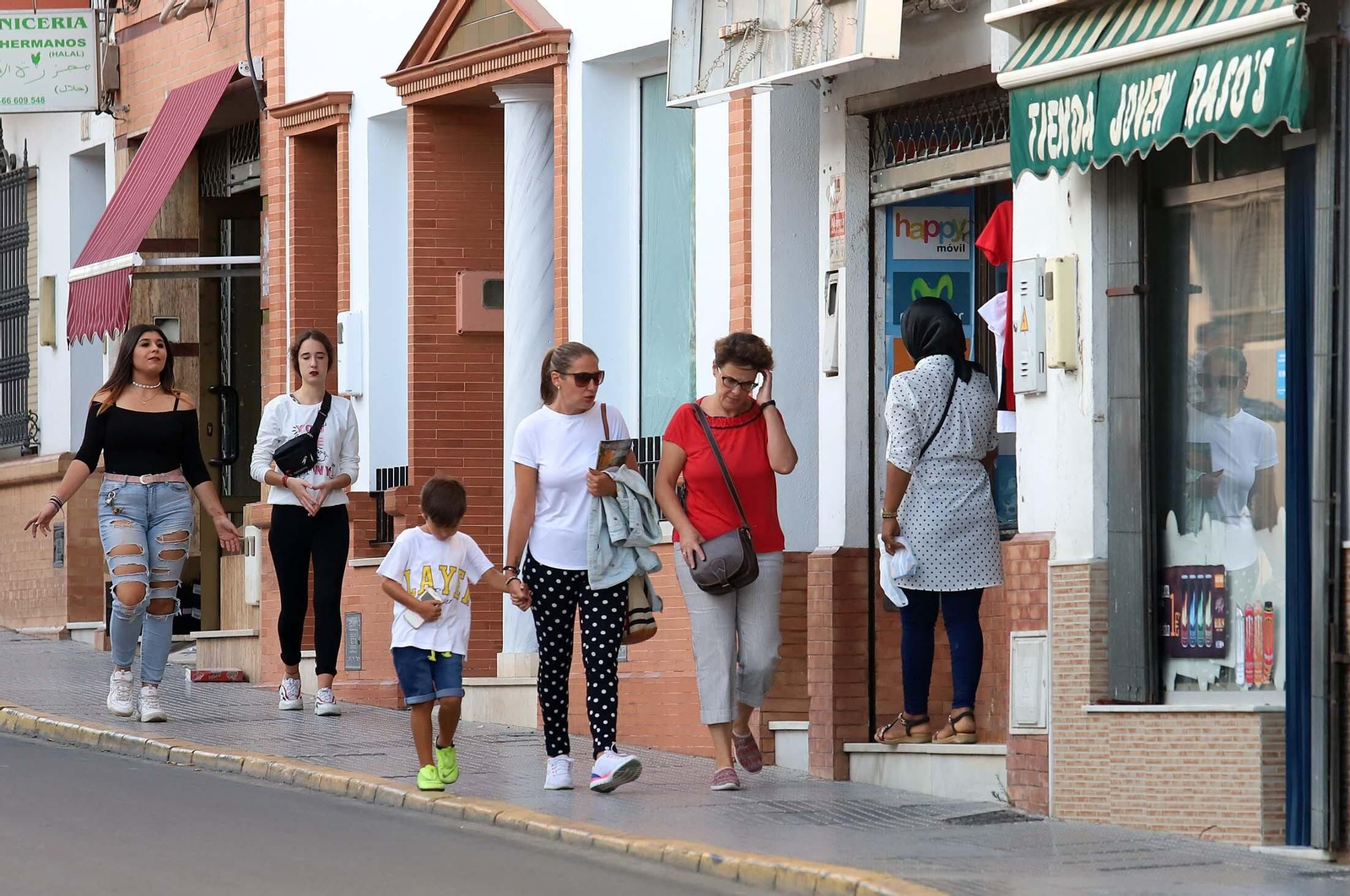 Calle de Rociana en una imagen previa a la pandemia, tomada el año pasado.