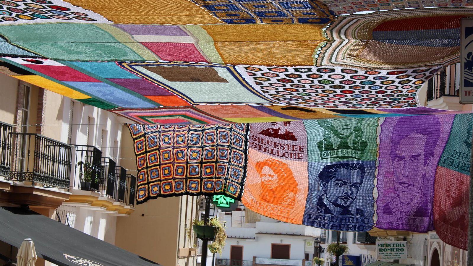 Parte de los toldos de croché que adornan las calles de Alhaurín de la Torre.