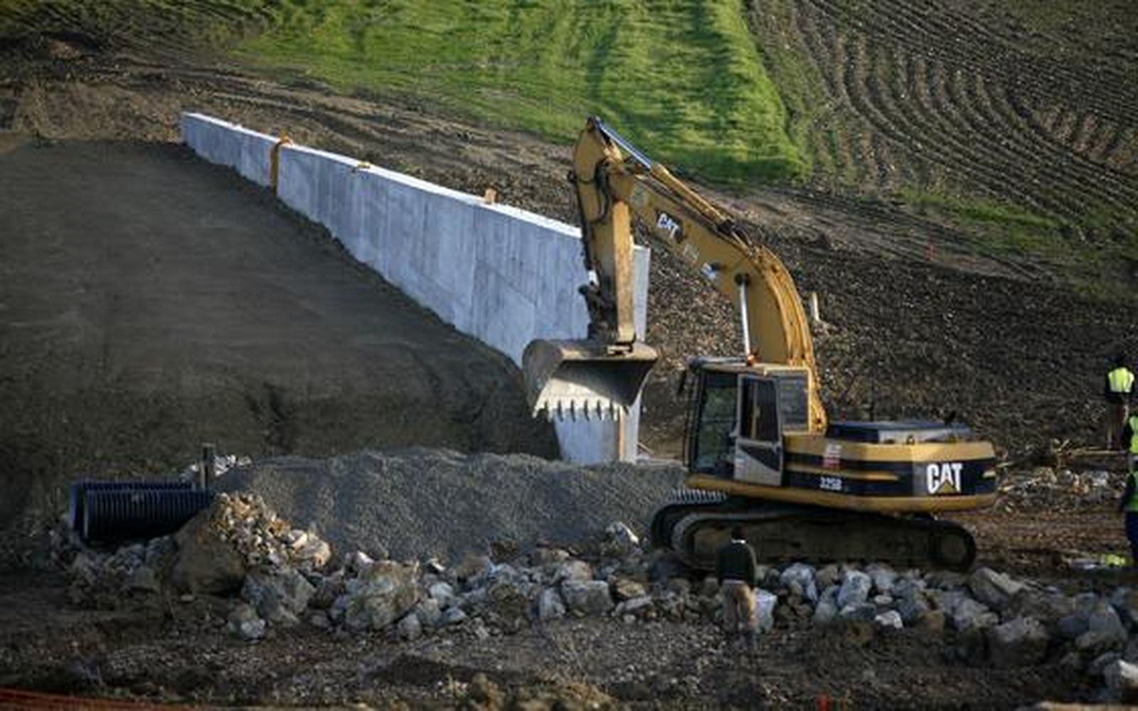 Los trabajadores en uno de los tres nuevos diques para evitar que la abundante agua del arroyo inunde Écija de nuevo.

Foto: Antonio Pizarro