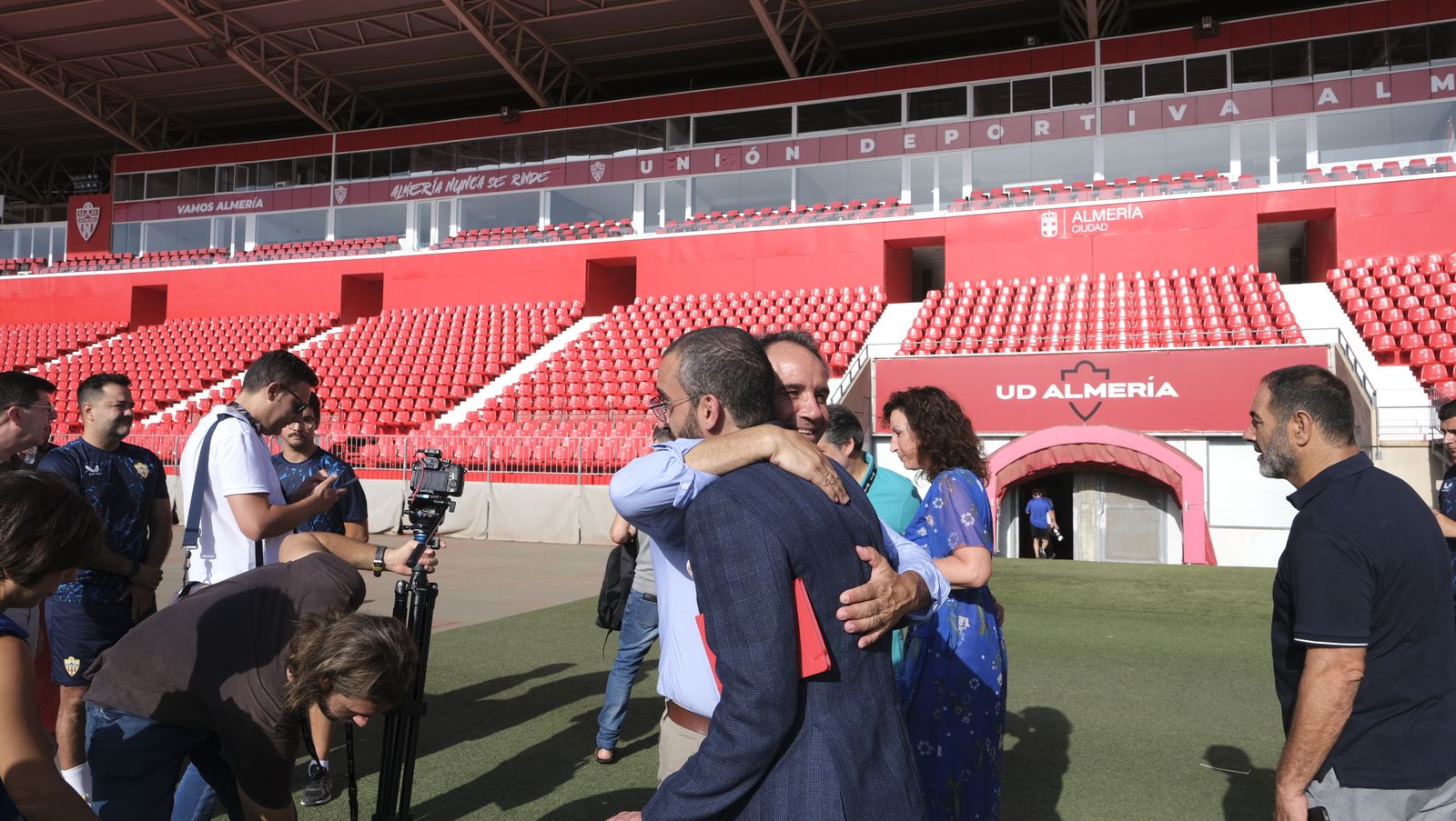 Imágenes de la visita de la Alcaldesa de Almería, María Vázquez, a los jugadores de la U.D. Almería