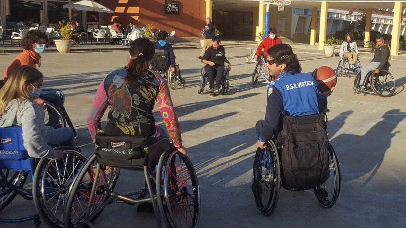 Un jugador del BSR Vistazul le da explicaciones a los alumnos participantes.