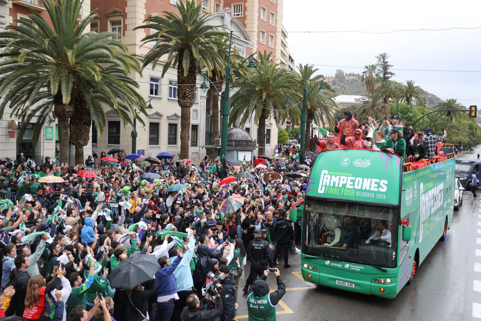 El Unicaja celebra en las calles de Málaga el título de la BCL