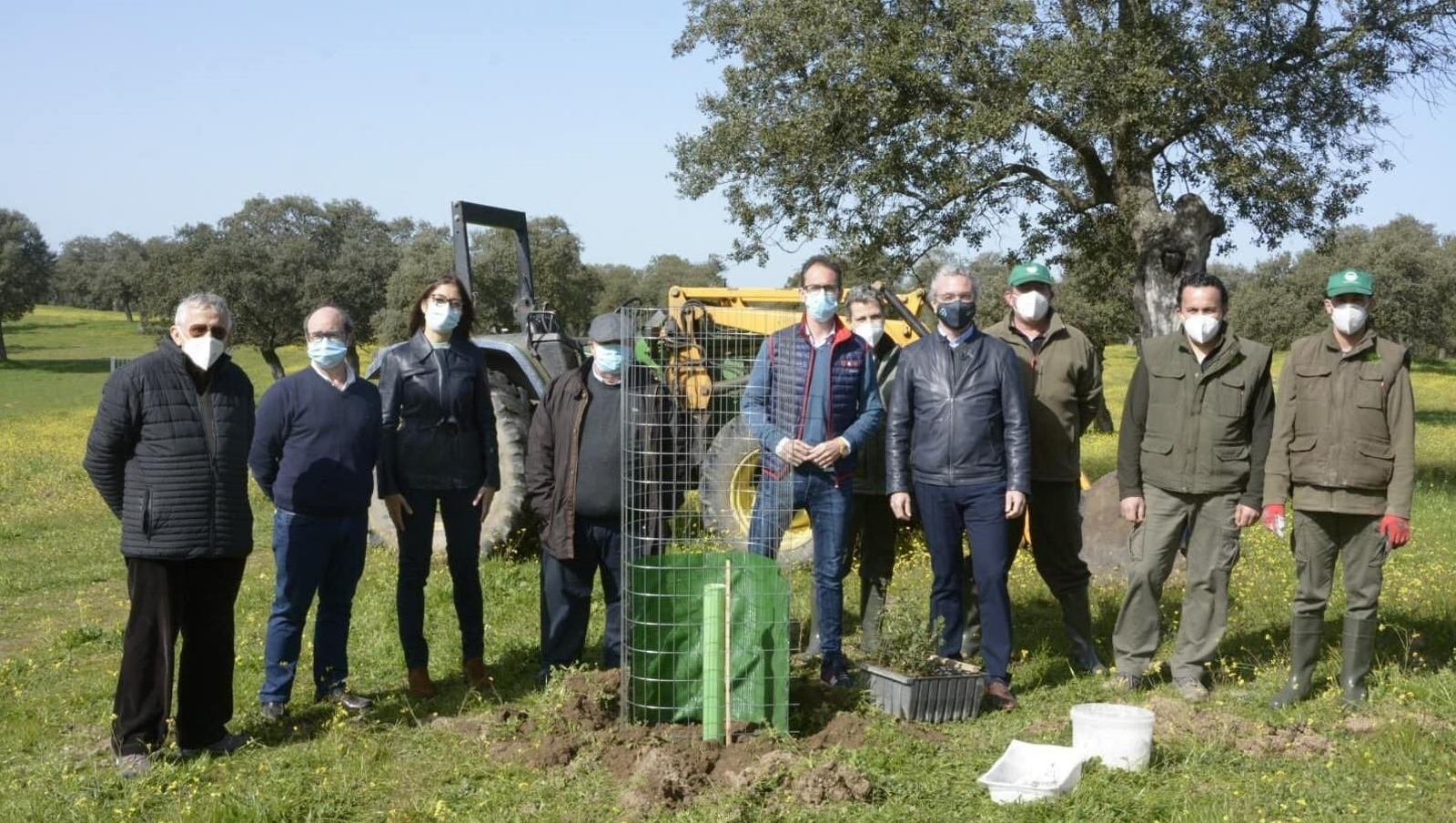 El Dehesafío arranca con la siembra simbólica de varias encinas.