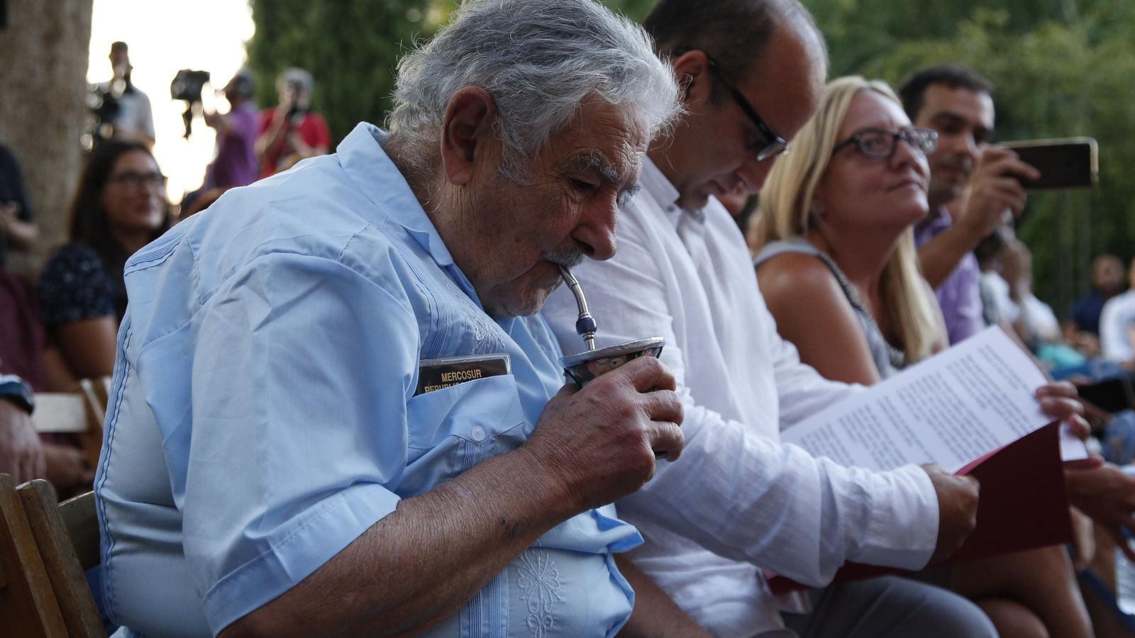 Pepe Mujica disfruta de un mate en los actos previos a la entrega del premio.