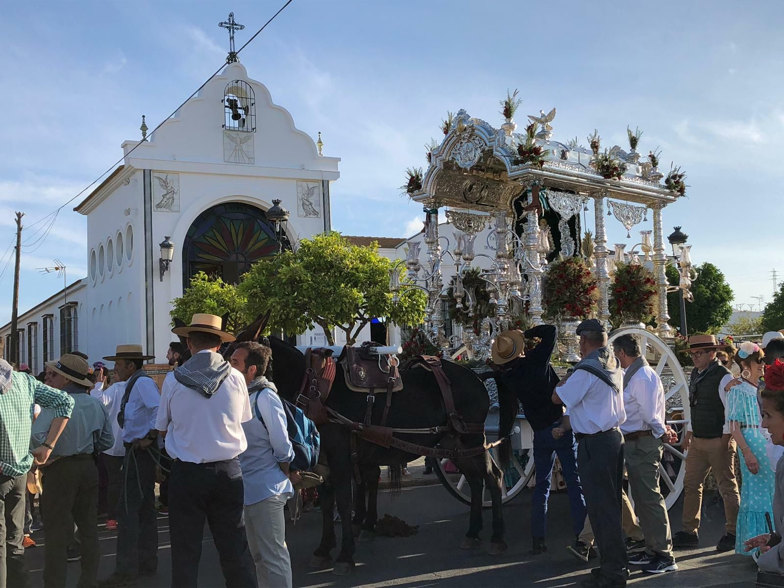 Los rocieros de Valverde caminan al encuentro con la virgen.