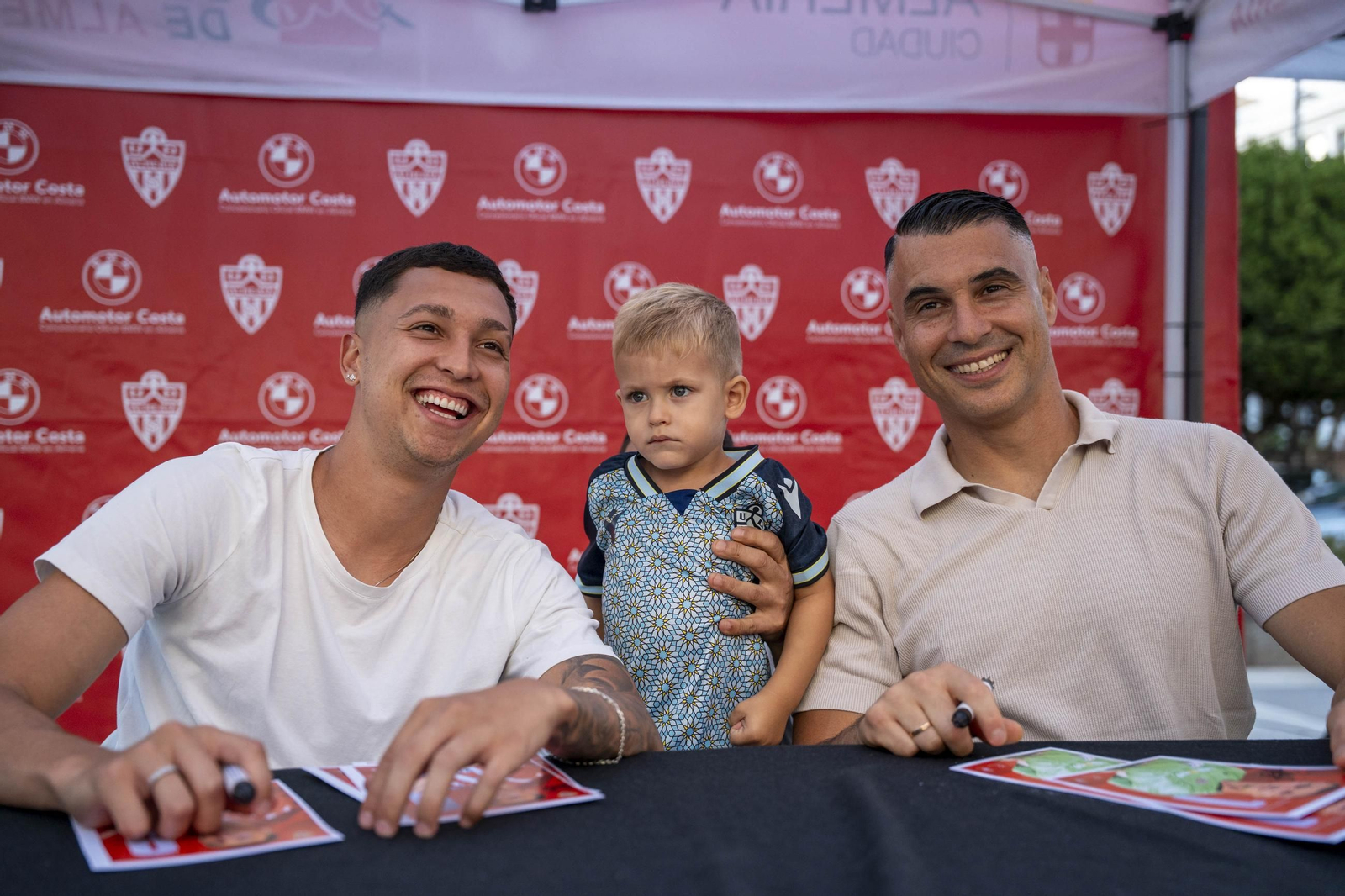 Los jugadores de la UDA Thalys y Andrés firman autógrafos