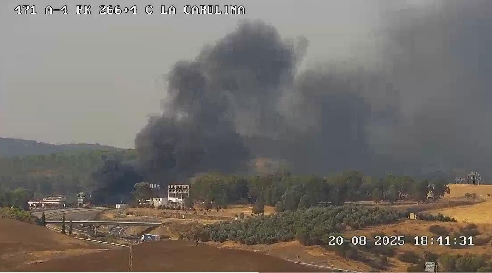 Incendio provocado por el accidente de un camión en las inmediaciones de La Carolina.