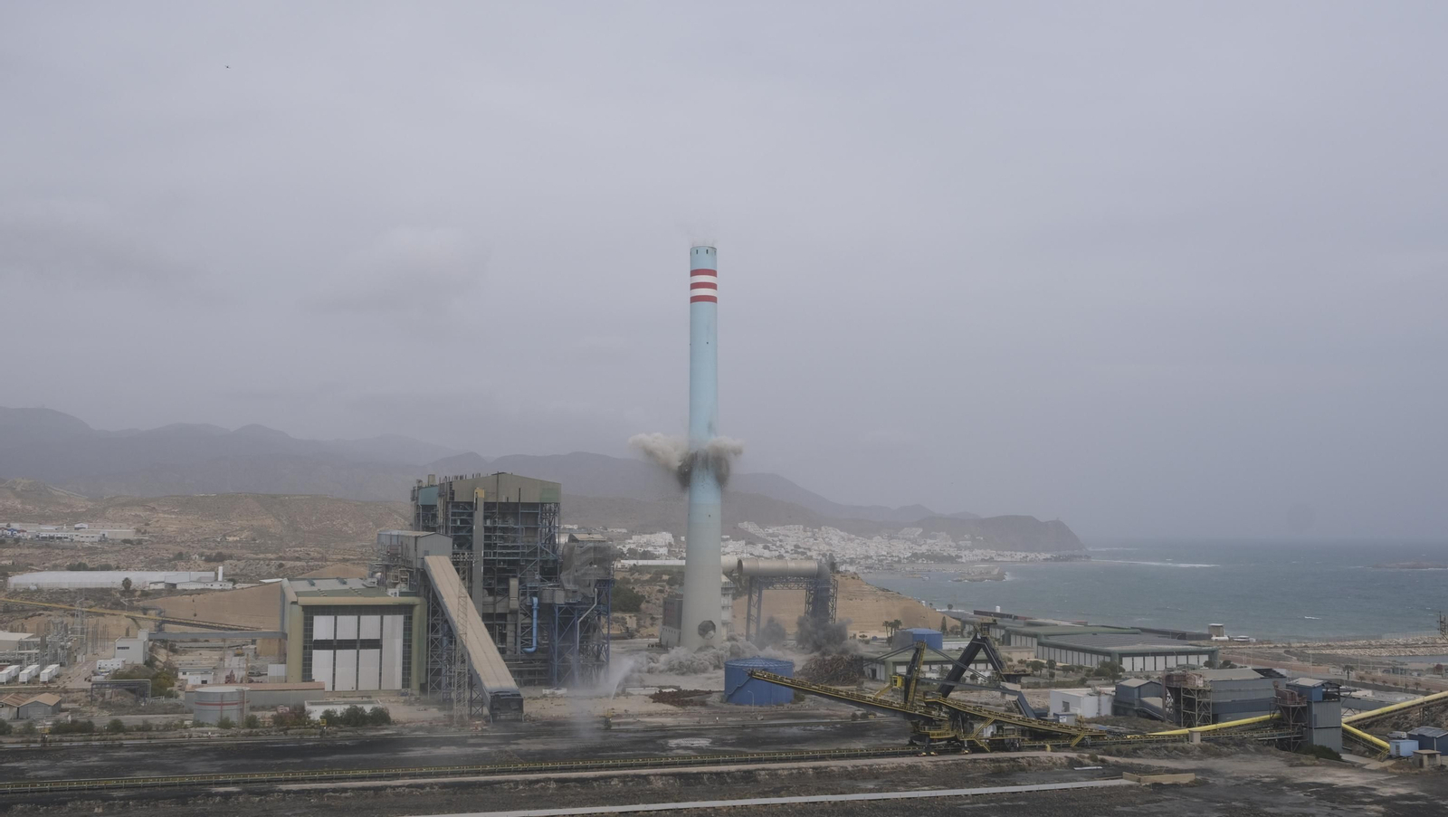El derribo de la Torre Litoral de Endesa en Carboneras, en imágenes