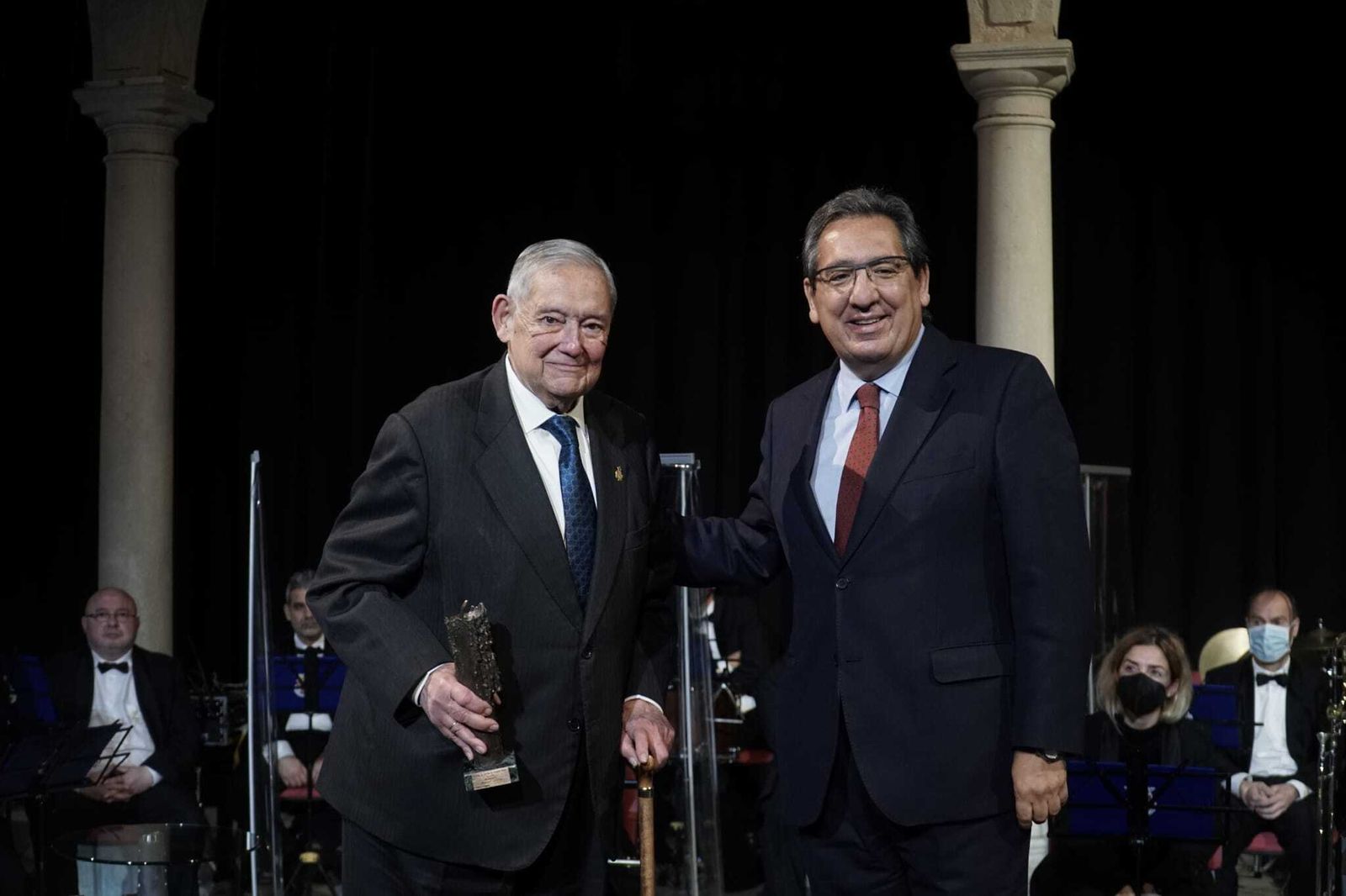 Manuel García recibe el premio honorífico a la trayectoria cofradiera de manos de Antonio Pulido.