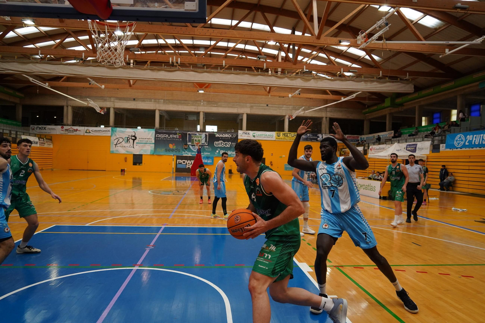 Un jugador del conjunto ejidense en plena ejecución de una entrada a canasta.
