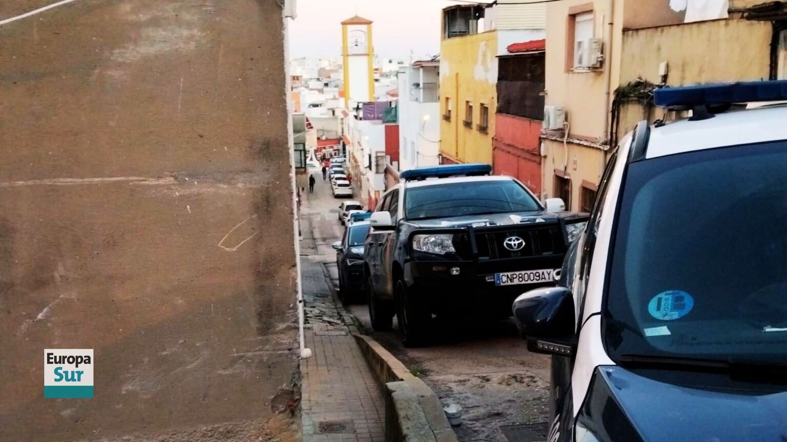 Vehículos de la Policía Nacional ascienden al Cerro de La Bajadilla, considerado uno de los puntos negros de venta de droga en Algeciras, tras la reyerta registrada este 19 de febrero.