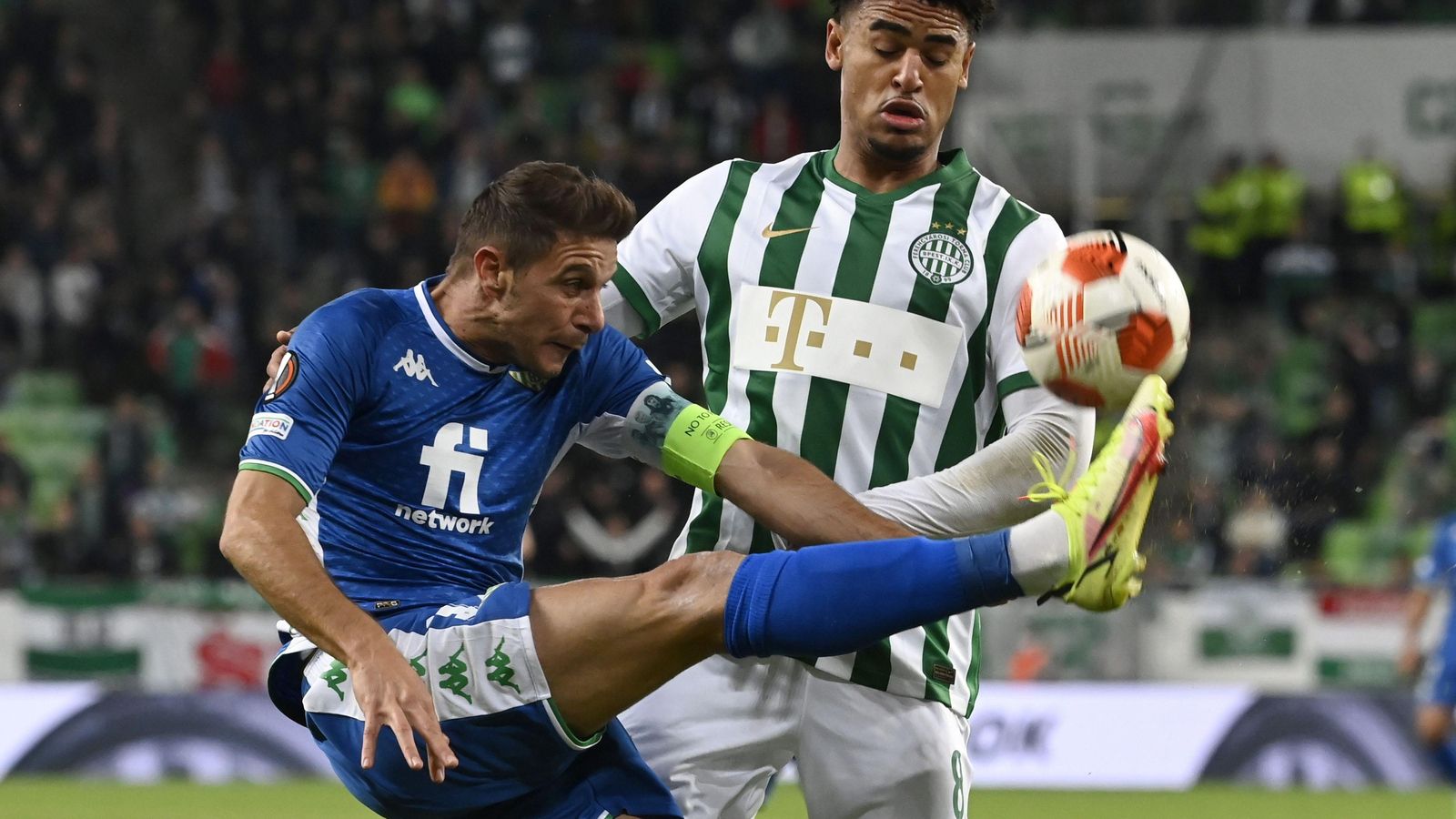 Joaquín despeja un balón ante Ryan Mmaee.