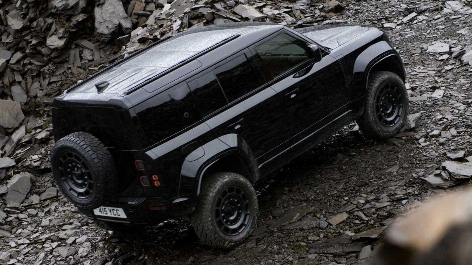 El Octa, el Defender 110 más potente, también se pasa al lado oscuro con esta variatne Black, convirtiéndose en el Defender más costoso y exclusivo de la familia. El Octa, el Defender 110 más potente, también se pasa al lado oscuro con esta variatne Black, convirtiéndose en el Defender más costoso y exclusivo de la familia.