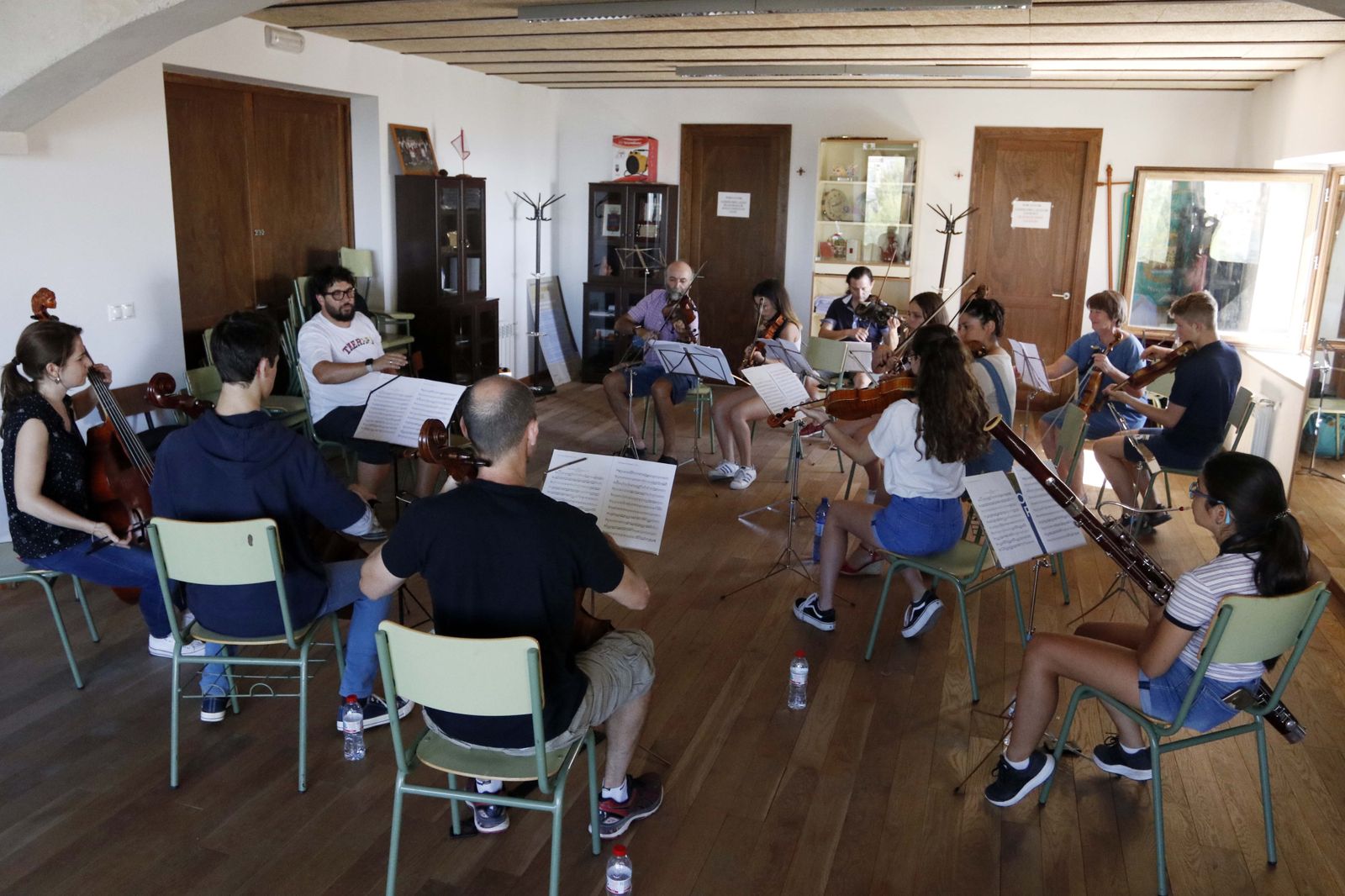 Los alumnos siguen las instrucciones de Zapico.