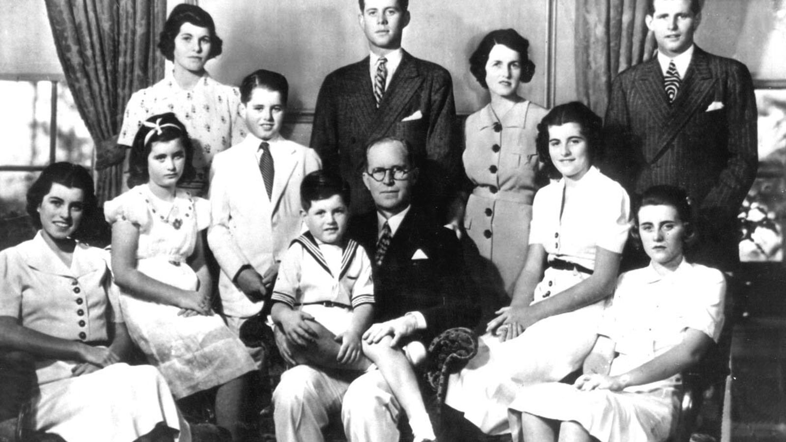Joseph P. Kennedy Senior y Rose Fitzgerald, padres de JFK, con todos sus hijos, en una imagen del álbum familiar.