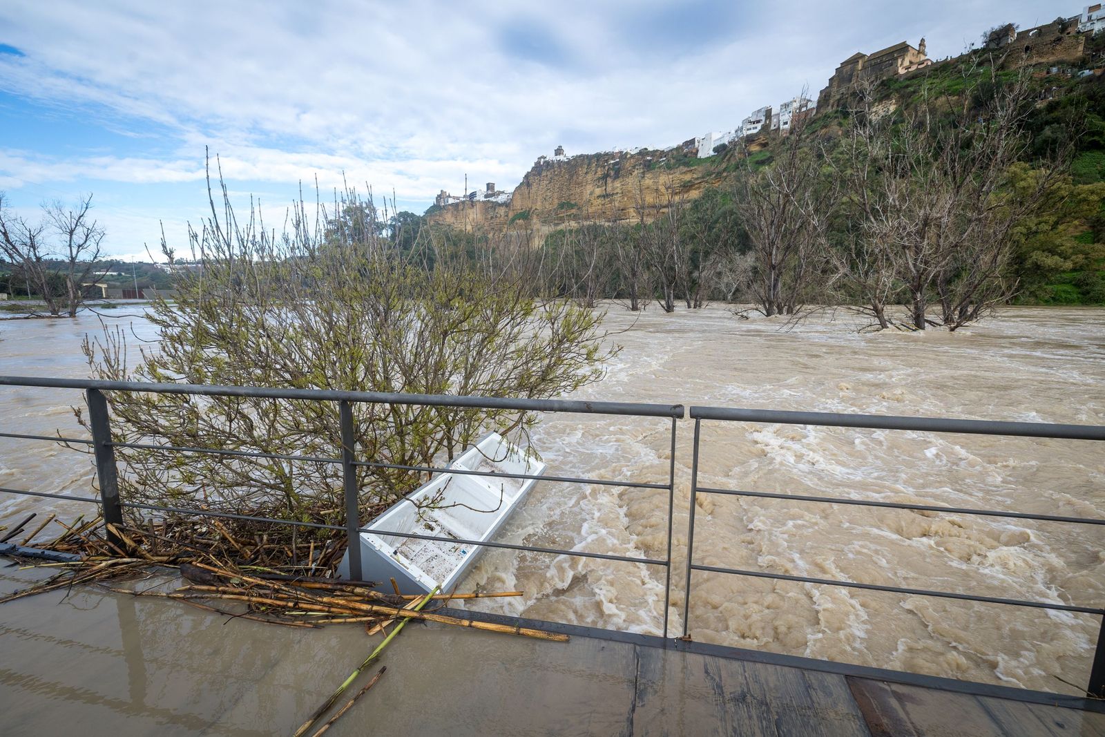 Las imágenes de las inundaciones en Arcos: la espectacular crecida del río Guadalete por la apertura de las presas