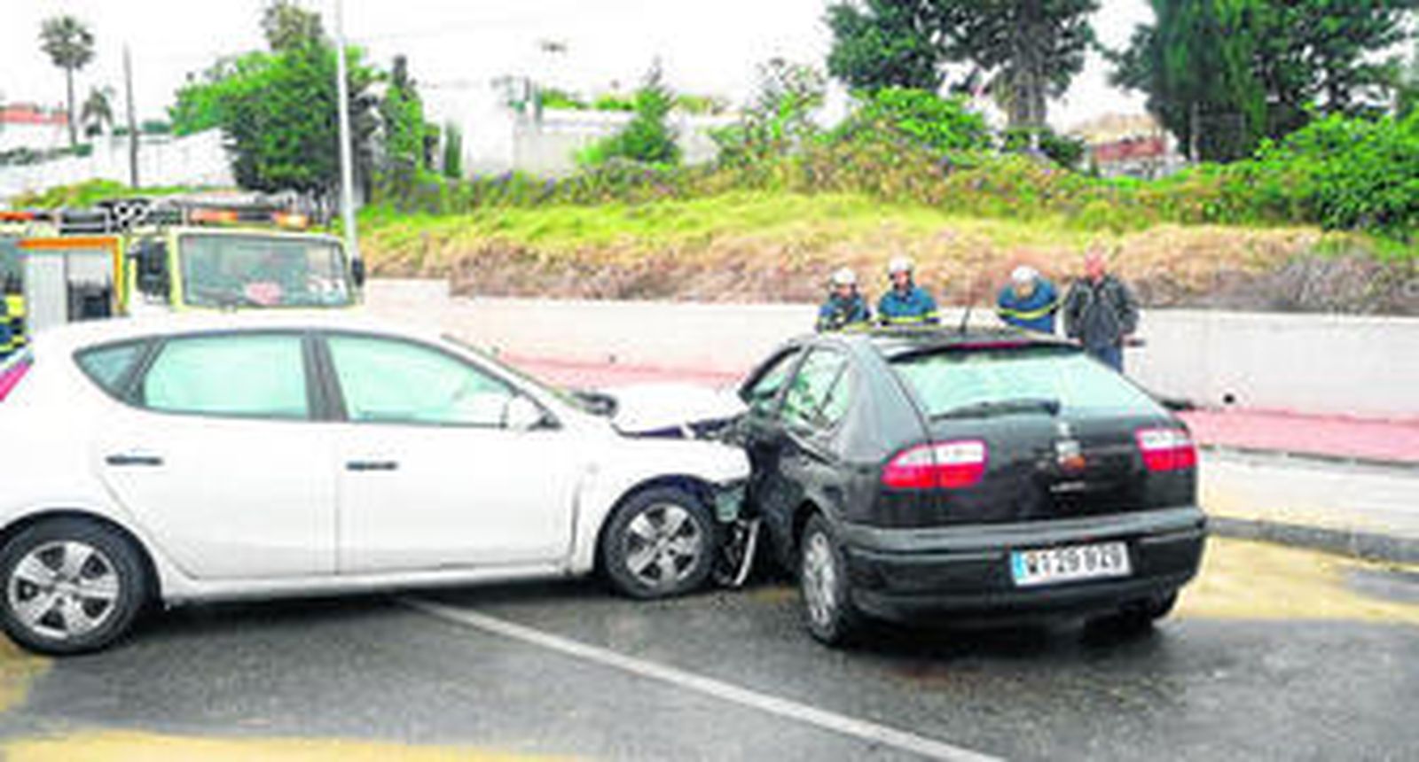 Estado en el que quedaron los dos turismos que sufrieron el accidente.