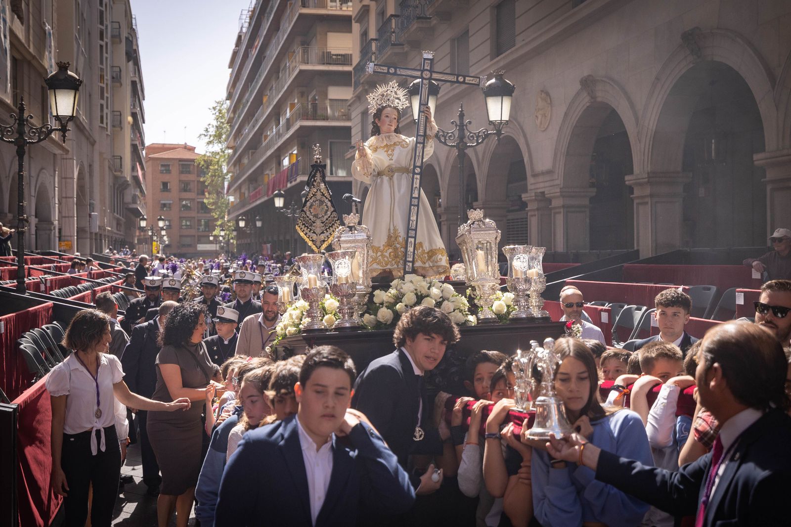 Procesión de este Domingo de Resurrección por el centro de Granada.