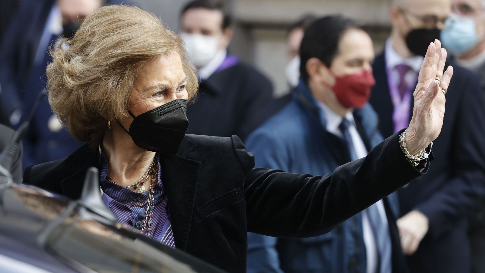 Doña Sofía saluda a la llegada del templo
