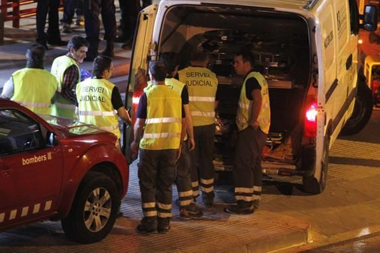 Al menos 12 personas, en su mayoría jóvenes, han muerto tras ser arrolladas por un tren en la estación de Castelldefels. 

Foto: Marta Pérez, (EFE)