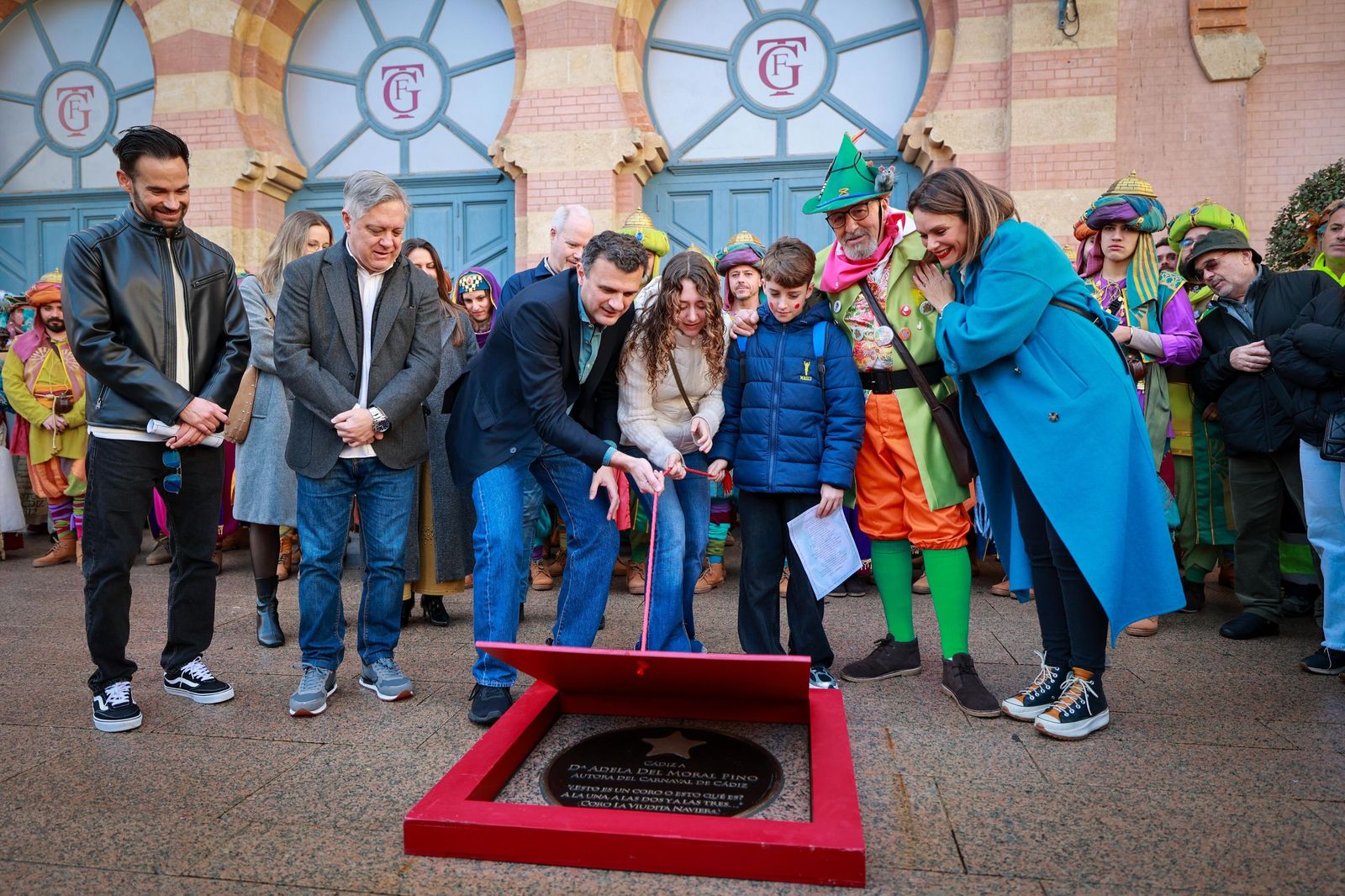 Las imágenes del descubrimiento de la estrella de Adela del Moran el Paseo de la Fama del Carnaval de Cádiz