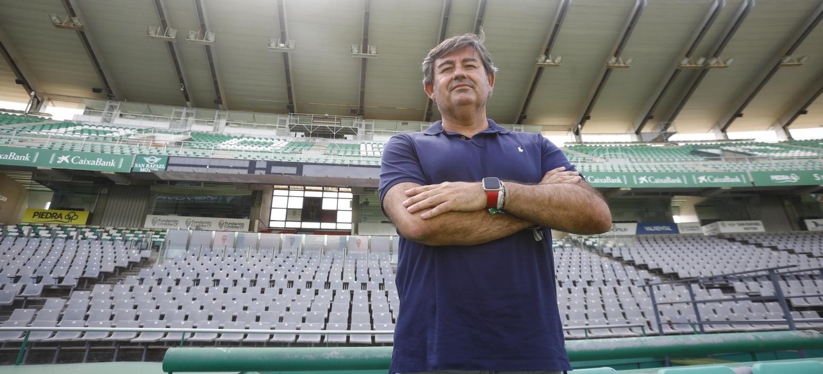 Javier González Calvo posa para 'el Día' ante la tribuna de El Arcángel. Javier González Calvo posa para 'el Día' ante la tribuna de El Arcángel.