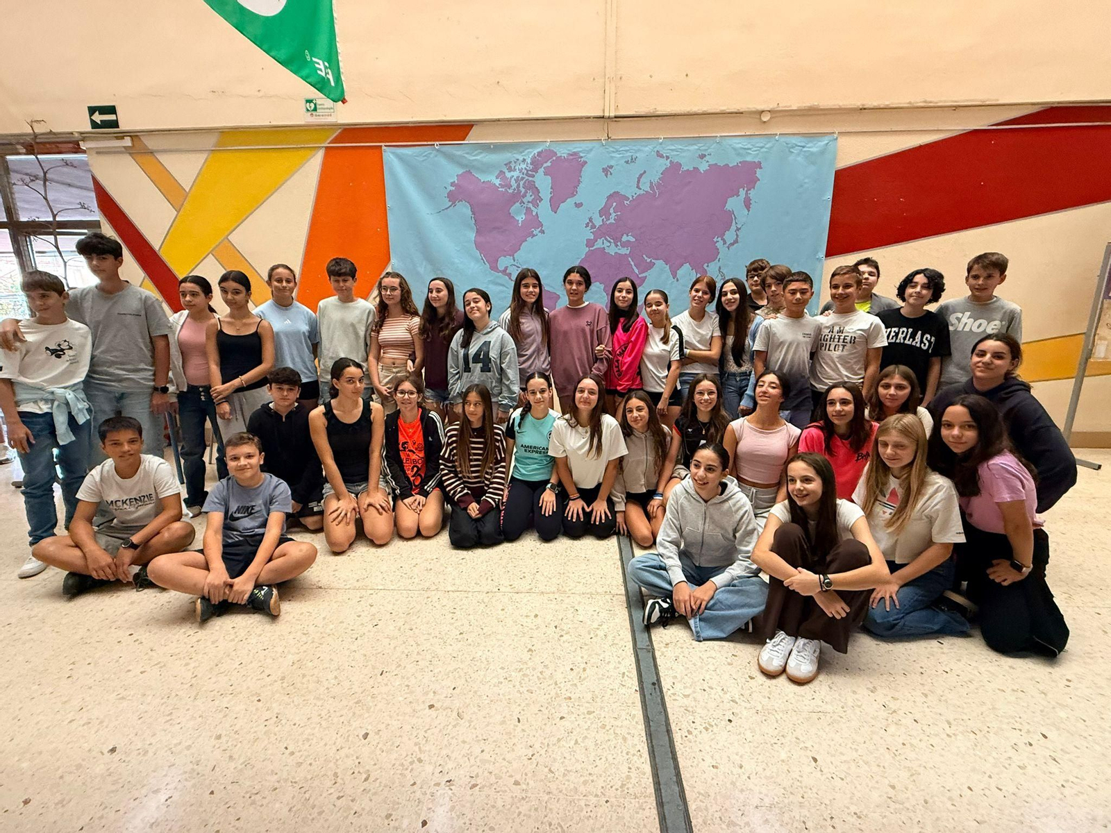 El alumnado del instituto de Italia que visita estos días el IES Maestro Padilla, con el mapa del proyecto de fondo.