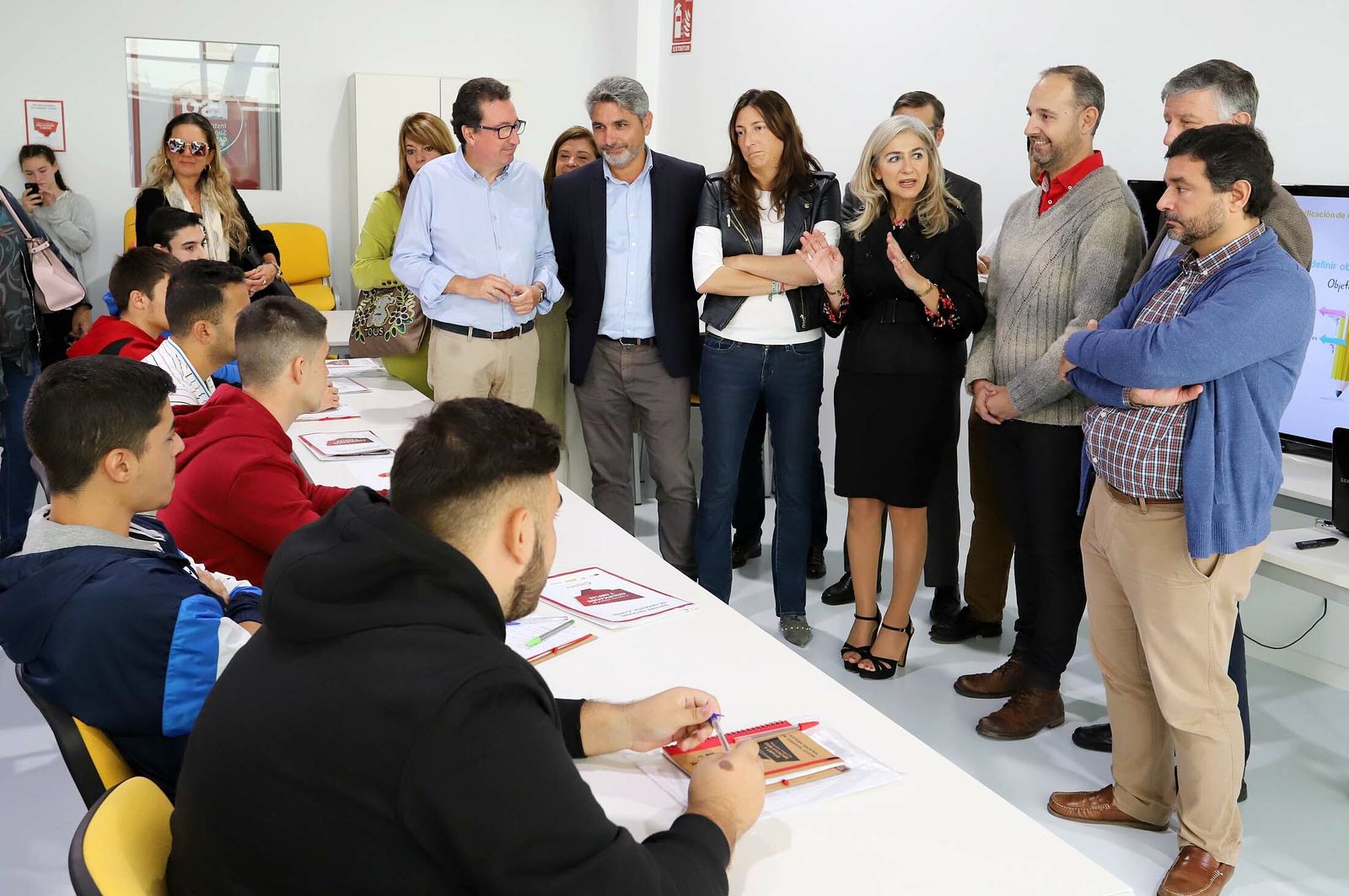Patricia del Pozo (en el centro) charla con estudiantes del Instituto de Gastronomía en la visita que realizó ayer con miembros del PP.